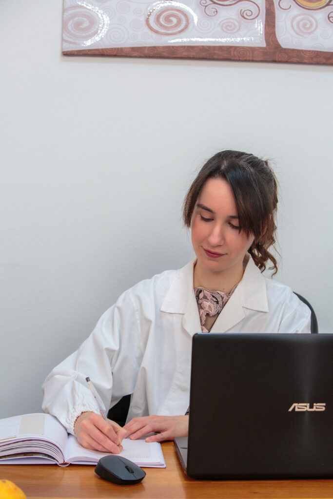 Dott.ssa Virginia Stanzani nutrizionista nello studio durante una consulenza online di nutrizione funzionale